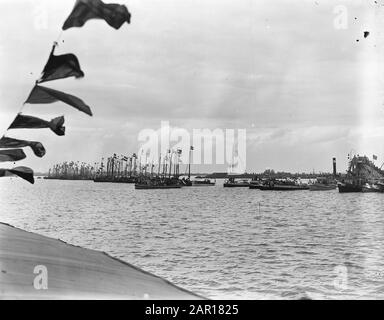 50ème anniversaire flotte nationale de la Reine Wilhelmina Schouw au Binnen- en Buiten-IJ à Amsterdam, des unités de la Marine, des navires de pêche, des yachts et des barges Date : 3 septembre 1948 lieu : Amsterdam, IJ mots clés : anniversaires, maison royale, navires Banque D'Images