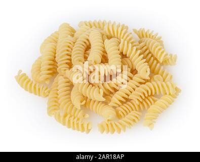 Tas de pâtes fusilli non cuites isolées sur fond blanc Banque D'Images