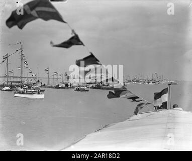 50ème anniversaire flotte nationale de la Reine Wilhelmina Schouw au Binnen- en Buiten-IJ à Amsterdam, des unités de la Marine, des navires de pêche, des yachts et des barges Date : 3 septembre 1948 lieu : Amsterdam, IJ mots clés : anniversaires, maison royale, navires Banque D'Images