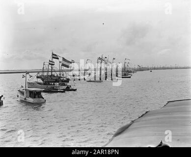 50ème anniversaire flotte nationale de la Reine Wilhelmina Schouw au Binnen- en Buiten-IJ à Amsterdam, des unités de la Marine, des navires de pêche, des yachts et des barges Date : 3 septembre 1948 lieu : Amsterdam, IJ mots clés : anniversaires, maison royale, navires Banque D'Images