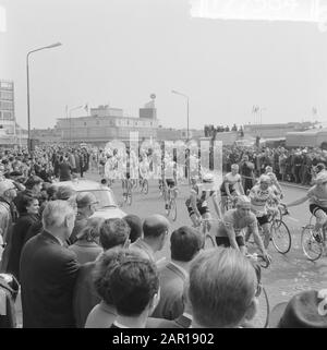 Tour des Pays-Bas, commencer à Amstelveen, aperçu Date de début: 12 mai 1965 lieu: Amstelveen, Noord-Holland mots clés: Départ, aperçu, tours, vélo Banque D'Images