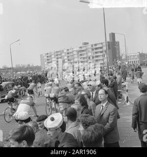 Tour des Pays-Bas, commencer à Amstelveen, aperçu Date de début: 12 mai 1965 lieu: Amstelveen, Noord-Holland mots clés: Départ, aperçu, tours, vélo Banque D'Images