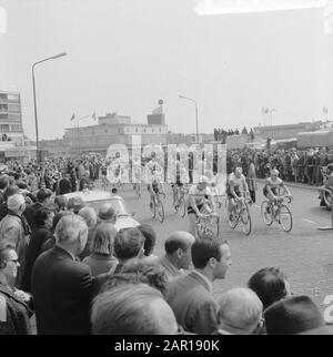 Tour des Pays-Bas, commencer à Amstelveen, aperçu Date de début: 12 mai 1965 lieu: Amstelveen, Noord-Holland mots clés: Départ, aperçu, tours, vélo Banque D'Images