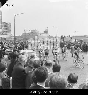 Tour des Pays-Bas, commencer à Amstelveen, vue d'ensemble du milieu Jan Janssen (avec lunettes de soleil) Date: 12 mai 1965 lieu: Amstelveen, Noord-Holland mots clés: Départ, vues d'ensemble, tours, cyclisme Nom personnel: Jan Janssen Banque D'Images