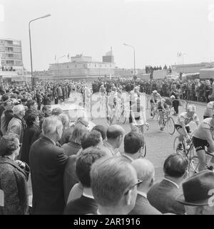 Tour des Pays-Bas, commencer à Amstelveen, aperçu Date de début: 12 mai 1965 lieu: Amstelveen, Noord-Holland mots clés: Départ, aperçu, tours, vélo Banque D'Images