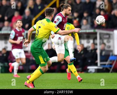 Jay Rodriguez (centre) de Burnley contrôle le ballon pendant le quatrième match rond de la FA Cup à Turf Moor, Burnley. Banque D'Images