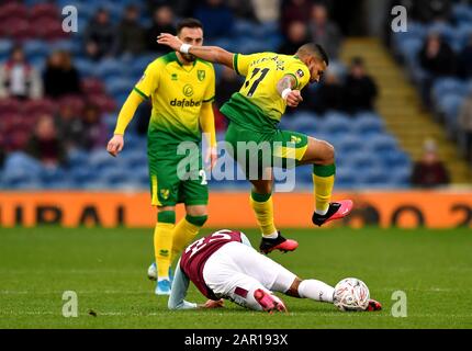 Aaron Lennon (bas) de Burnley s'attaque à l'Onel Hernandez de Norwich City (à droite) lors du quatrième match de la FA Cup à Turf Moor, Burnley. Banque D'Images