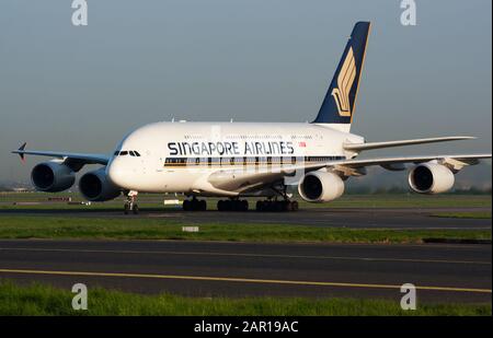 Paris / France - 24 avril 2015 : arrivée et atterrissage de l'avion de passagers Airbus  -SKB de Singapore Airlines à l'aéroport Paris Charles de Gaulle Banque D'Images