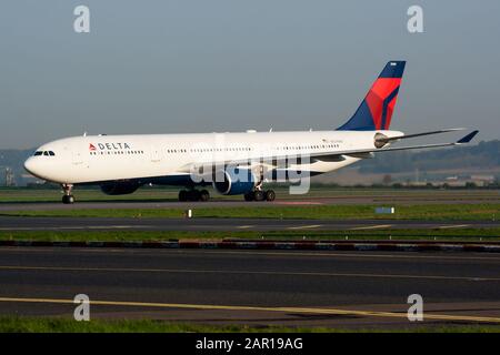 Paris / France - 24 avril 2015 : arrivée et atterrissage de l'avion de transport de passagers Delta Airlines Airbus  -300 N809 NW à l'aéroport Paris Charles de Gaulle Banque D'Images