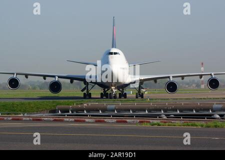 Paris / France - 24 avril 2015 : Boeing 747-400 N662US de Delta Airlines arrivée et atterrissage de l'avion passager à l'aéroport Paris Charles de Gaulle Banque D'Images