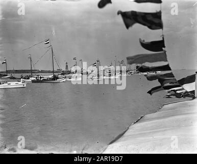 50ème anniversaire flotte nationale de la Reine Wilhelmina Schouw au Binnen- en Buiten-IJ à Amsterdam, des unités de la Marine, des navires de pêche, des yachts et des barges Date : 3 septembre 1948 lieu : Amsterdam, IJ mots clés : anniversaires, maison royale, navires Banque D'Images