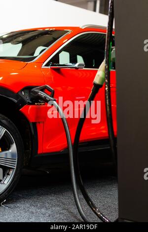 La facturation d'un plug-in Hybrid Audi e-tron Quattro 55 avec le cordon d'alimentation branché, Prague, Tchéquie, novembre 2019. Banque D'Images