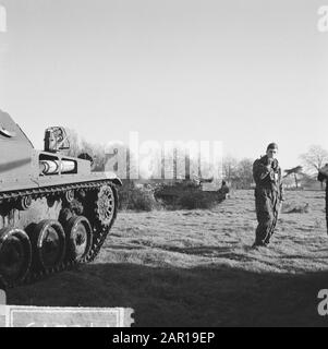 Exercice d'essai de l'armée sur un terrain loué, deux véhicules AMX pour une ferme Date : 9 décembre 1964 mots clés : armée, VÉHICULES, exercices Banque D'Images