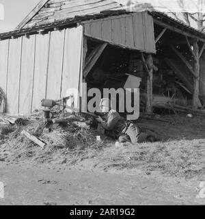 Exercice d'essai de l'armée sur terre louée, deux véhicules AMX pour une ferme Date : 9 décembre 1964 mots clés : armée, exercices Banque D'Images