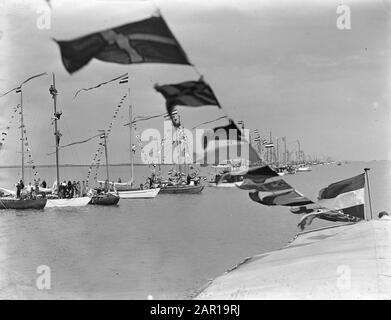 50ème anniversaire flotte nationale de la Reine Wilhelmina Schouw au Binnen- en Buiten-IJ à Amsterdam, des unités de la Marine, des navires de pêche, des yachts et des barges Date : 3 septembre 1948 lieu : Amsterdam, IJ mots clés : anniversaires, maison royale, navires Banque D'Images