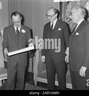 Prince Bernhard maréchal honoraire RAF, v. l.n.n. Prince Bernhard, Sir Peter Garran et Lord Shackleton (Ministre de la Défense) Date : 21 décembre 1964 mots clés : Ministres Nom personnel : Bernhard (prince Pays-Bas), Garran, Peter, Shackleton, lord institution Nom : RAF Banque D'Images