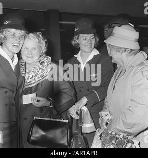 L'avion suédois effectue un atterrissage d'urgence à Schiphol, deux jeunes dames suédoises remercient les agents de bord de l'aide Date: 7 juin 1965 lieu: Noord-Holland, Schiphol mots clés: STEWARDESSEN, avion Banque D'Images