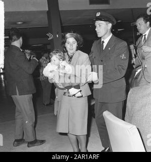 Un avion suédois effectue un atterrissage d'urgence à l'aéroport de Schiphol, une femme avec petite fille est portée dans la salle d'attente Date: 7 juin 1965 lieu: Noord-Holland, Schiphol mots clés: WAITCHES, filles, avion, femmes Banque D'Images