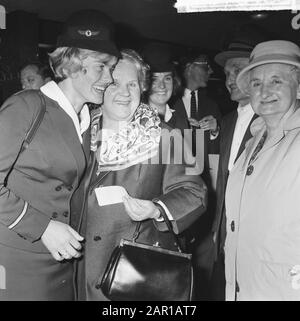 L'avion suédois effectue un atterrissage d'urgence à l'aéroport de Schiphol, passagers Date : le 7 juin 1965 lieu : Noord-Holland, Schiphol mots clés : passagers, aéronefs Banque D'Images