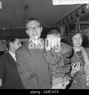 L'avion suédois effectue un atterrissage d'urgence à l'aéroport de Schiphol, passagers Date : le 7 juin 1965 lieu : Noord-Holland, Schiphol mots clés : passagers, aéronefs Banque D'Images