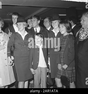 L'avion suédois effectue un atterrissage d'urgence à l'aéroport de Schiphol, passagers Date : le 7 juin 1965 lieu : Noord-Holland, Schiphol mots clés : passagers, aéronefs Banque D'Images