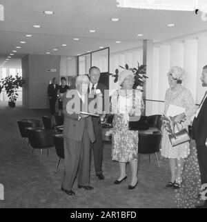 Cérémonie de remise des prix Erasmus à Congresgebouw, de l.n.n. Charlie Chaplin, prince Bernhard, Queen Juliana et Princess Beatrix Date: 24 juin 1965 lieu: The Hague, Zuid-Holland mots clés: Queens, Awards cérémonies Nom personnel: Beatrix, Princess, Bernhard (prince Pays-Bas), Chaplin, Charlie, Juliana (Queen Pays-Bas) Nom de l'établissement: Congresgebouw Banque D'Images