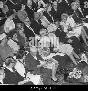 Cérémonie de remise des prix Erasmus à Congresgebouw, de l.n.n. Sir Peter Garran, Mme Chaplin, Charlie Chaplin, Queen Juliana Et Princess Beatrix Date : 24 Juin 1965 Lieu : La Haye, South-Holland Mots Clés : Queens, Prix Prix Nom Personnel : Beatrix, Princesse, Chaplin, Charlie, Garran, Peter, Juliana (Reine Pays-Bas), Neill, Oona O' Nom De L'Institution : Congresbuilding Banque D'Images