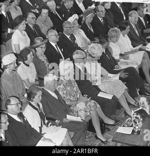 Cérémonie de remise des prix Erasmus à Congresgebouw, de l.n.n. Sir Peter Garran, Mme Chaplin, Charlie Chaplin, Queen Juliana Et Princess Beatrix Date : 24 Juin 1965 Lieu : La Haye, South-Holland Mots Clés : Queens, Prix Prix Nom Personnel : Beatrix, Princesse, Chaplin, Charlie, Garran, Peter, Juliana (Reine Pays-Bas), Neill, Oona O' Nom De L'Institution : Congresbuilding Banque D'Images