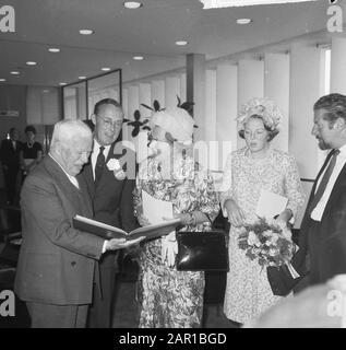 Cérémonie de remise des prix Erasmus au Congrès, après la cérémonie de Chaplin, Prins Bernhard, Queen Juliana et Princess Beatrix Date: 24 juin 1965 lieu: La Haye, Zuid-Holland mots clés: Acteurs, prix Nom personnel: Beatrix, princesse, Bernhard (prince Pays-Bas), Chaplin, Charlie, Juliana (Queen Pays-Bas) Nom de l'institution: Congresbuilding Banque D'Images