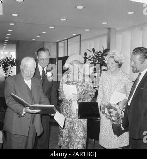 Cérémonie de remise des prix Erasmus au Congrès, après la cérémonie de Chaplin, Prins Bernhard, Queen Juliana et Princess Beatrix Date: 24 juin 1965 lieu: La Haye, Zuid-Holland mots clés: Acteurs, prix Nom personnel: Beatrix, princesse, Bernhard (prince Pays-Bas), Chaplin, Charlie, Juliana (Queen Pays-Bas) Nom de l'institution: Congresbuilding Banque D'Images