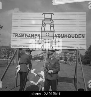 Nouveaux panneaux d'information, près de invalsweg Sloterweg, commandant van der Molen pour signe Date: 27 août 1965 mots clés: Signes Nom personnel: Commandant van der Molen Banque D'Images