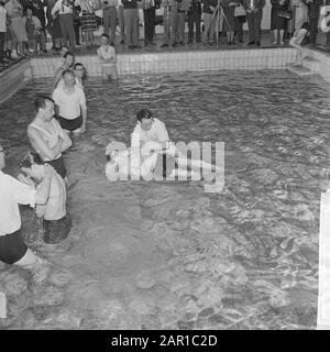 Réunion internationale témoins de Jéhovah à Rotterdam, parmi les tons de l'orchestre, beaucoup sont entrés dans le bain d'exercice peu profond Date: 2 juillet 1965 lieu: Rotterdam, Zuid-Holland mots clés: Témoins de Jéhovah, rassemblements, orchestres Banque D'Images