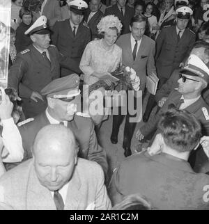 Couple de fiancée, arrivée Princesse Beatrix et Claus à Kreiskrankenhaus à Ãlzen où la mère de Claus, Gustaa von Amsberg est incluse Date: 2 juillet 1965 lieu: Allemagne, Uelzen mots clés : arrivées, maison royale, princesses, hôpitaux Nom personnel: Beatrix, princesse, Claus, prince Banque D'Images