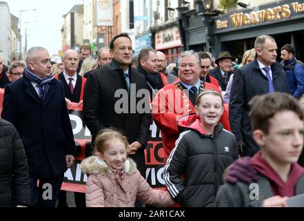 Taoiseach Leo Varadkar (centre gauche) et le maire de Drogheda, Paul Bell (centre droit) au pont de la paix lors d'un rassemblement à Drogheda, Co. Louth, pour faire opposition à la violence liée à la drogue dans la ville. Banque D'Images