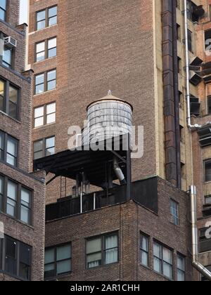 Image de l'une des nombreuses tours d'eau que l'on trouve à New York. Banque D'Images