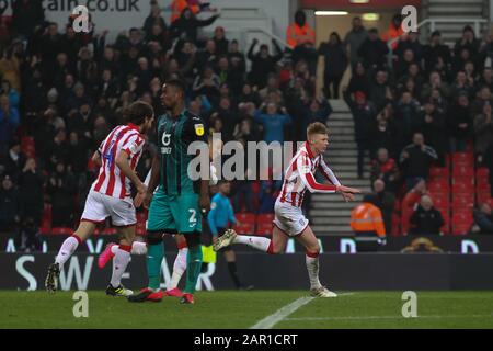 Stoke On Trent, Royaume-Uni. 25 janvier 2020. Le milieu de terrain de Stoke City, Sam Clucas (22), parcourt la longueur du terrain pour célébrer la notation devant les fans de Swansea City qui voyagent lors du match du championnat de mise sur le ciel de l'EFL entre Stoke City et Swansea City au stade Bet365, Stoke-on-Trent, Angleterre, le 25 janvier 2020. Photo De Jurek Biegus. Utilisation éditoriale uniquement, licence requise pour une utilisation commerciale. Aucune utilisation dans les Paris, les jeux ou une seule publication de club/ligue/joueur. Crédit: Uk Sports Pics Ltd/Alay Live News Banque D'Images