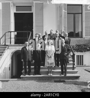 Queen Juliana a reçu la dénomination néerlandaise-israélienne de la commission au Palais Soestdijk Date: 15 septembre 1965 mots clés: Commissions, reines Nom personnel: Juliana (Reine Pays-Bas) Nom de l'institution: Paleis Soestdijk Banque D'Images