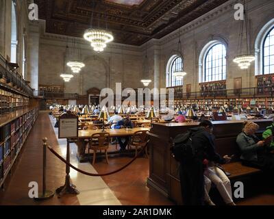 New York, États-Unis - 30 mai 2019 : image de la salle de lecture principale de Rose dans la bibliothèque publique de New York. Banque D'Images