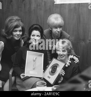 Lucille Starr A Reçu Golden Plate À L'Hôtel Apollo, Lucille Starr Date : 30 Septembre 1965 Mots Clés : Chanteurs Nom Personnel : Apollo-Hotel, Starr, Lucille Banque D'Images