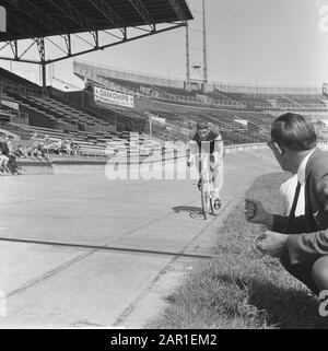 Championnat néerlandais cyclisme au stade olympique d'Amsterdam, Tiemen Groen action Date: 5 août 1965 lieu: Amsterdam, Noord-Holland mots clés: CHAMPIES, CYCLISME Nom personnel: Groen, Tiemen Nom de l'institution: Stade olympique Banque D'Images