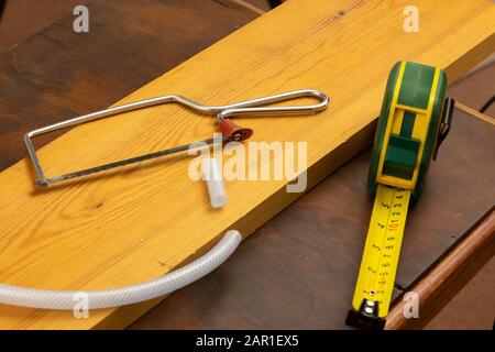 Une scie à hack junior est utilisée pour couper un petit morceau de tubulure en plastique Banque D'Images