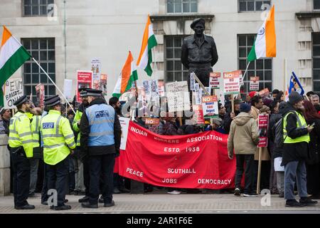 Londres, Royaume-Uni. 25 Janvier 2020. Des centaines de personnes protestent contre Downing Street contre le gouvernement de Narendra Modi dans le cadre d'une "manifestation nationale contre le fascisme en Inde" organisée par des groupes tels que le Groupe de solidarité de l'Asie du Sud, Le Peuple tamoul au Royaume-Uni, le Mouvement de solidarité du Cachemire, l'Association des travailleurs indiens (GB) et la Fédération musulmane indienne (UK). Crédit: Mark Kerrison/Alay Live News Banque D'Images