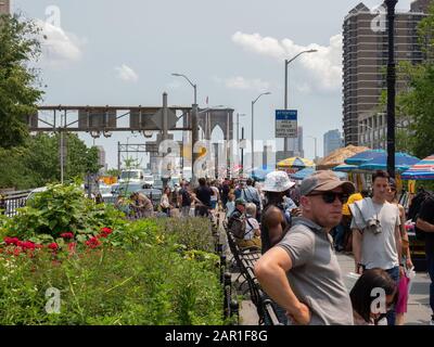 New York, États-Unis - 31 mai 2019: Une grande foule de touristes se dirige vers le pont de Brooklyn. Banque D'Images