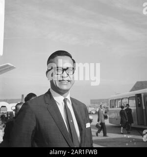 Arrivée du ministre de la Santé de Singapour M. Yong Nyuk lin au ministre de Schiphol Yong Nyuk lin à Schiphol Date : 18 octobre 1965 lieu : Noord-Holland, Schiphol mots clés : arrivée et départ, visites, relations internationales Nom personnel : Yong Nyuk lin Banque D'Images