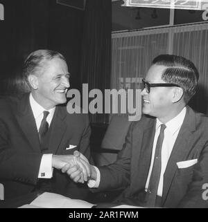 Arrivée du ministre de la Santé de Singapour M. Yong Nyuk lin au secrétaire d'État de Schiphol Bartels en donnant un coup de main au ministre Date: 18 octobre 1965 lieu: Noord-Holland, Schiphol mots clés: Arrivée et départ, visites, mains tremblantes, relations internationales Nom personnel: Bartels, Aloyy Banque D'Images