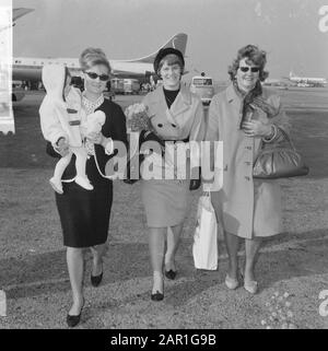 Arrivée de Sjoukje Dijkstra à Schiphol pour une représentation à Holiday on Ice Sjoukje Dijkstra (centre) avec quitté sa nièce, enfant Conchita Date: 27 octobre 1965 lieu: Noord-Holland, Schiphol mots clés: Arrivée et départ, enfants, patinage artistique, avion, aérodrome Nom personnel: Dijkstra, Sjoukje Nom de l'établissement de vacances Banque D'Images