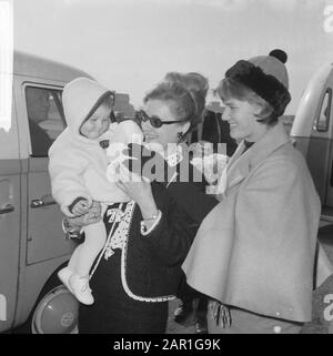 Arrivée de Sjoukje Dijkstra à Schiphol pour une représentation à Holiday on Ice Sjoukje Dijkstra (à droite) avec gauche sa nièce, enfant Conchita Date: 27 octobre 1965 lieu: Noord-Holland, Schiphol mots clés: Arrivée et départ, enfants, patinage artistique Nom personnel: Dijkstra, Sjoukje Nom de l'établissement: Holiday On Ice Banque D'Images