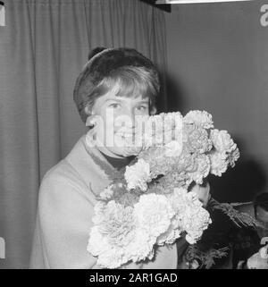 Arrivée de Sjoukje Dijkstra à Schiphol pour une représentation à Holiday on Ice Sjoukje tout en tenant un groupe de fleurs Date: 27 octobre 1965 lieu: Noord-Holland, Schiphol mots clés: Arrivée et départ, fleurs, patinage artistique, portraits Nom personnel: Dijkstra, Sjoukje Nom de l'établissement: Holiday On Ice Banque D'Images