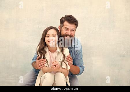 J'ai confiance en mon père. De petite fille soutien de confiance. Homme barbu et petite fille enfant partageant des relations de confiance. La confiance de la famille et de l'amour. Banque D'Images