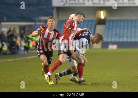 New Den London, Royaume-Uni. 25 janvier 2020. Jed Wallace de Millwall est déposé par Jack Robinson de Sheffield United lors de la Millwall contre Sheffield Utd FA Cup 4ème Round Tie au New Den Londres 25 janvier 2020-USAGE ÉDITORIAL SEULEMENT pas d'utilisation avec audio, vidéo, données, listes de structures (en dehors de l'UE) non autorisé, logos de club/ligue ou services en direct. La comparaison en ligne est limitée à 45 images (15 dans le temps supplémentaire). Pas d'utilisation pour émuler des images en mouvement. Aucune utilisation dans les Paris, les jeux ou les publications/services d'un seul club/ligue/joueur - crédit: Martin DALTON/Alay Live News Banque D'Images